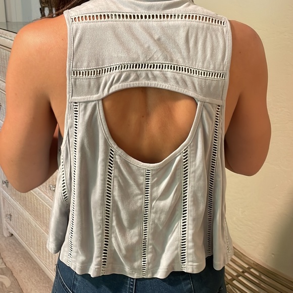 Cutest Faux suede cropped sleeveless button up - Picture 3 of 3